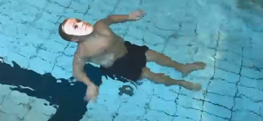 bilde av mann som svømmer