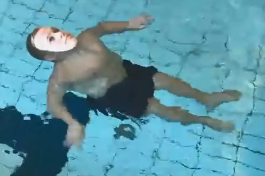 bilde av mann som svømmer