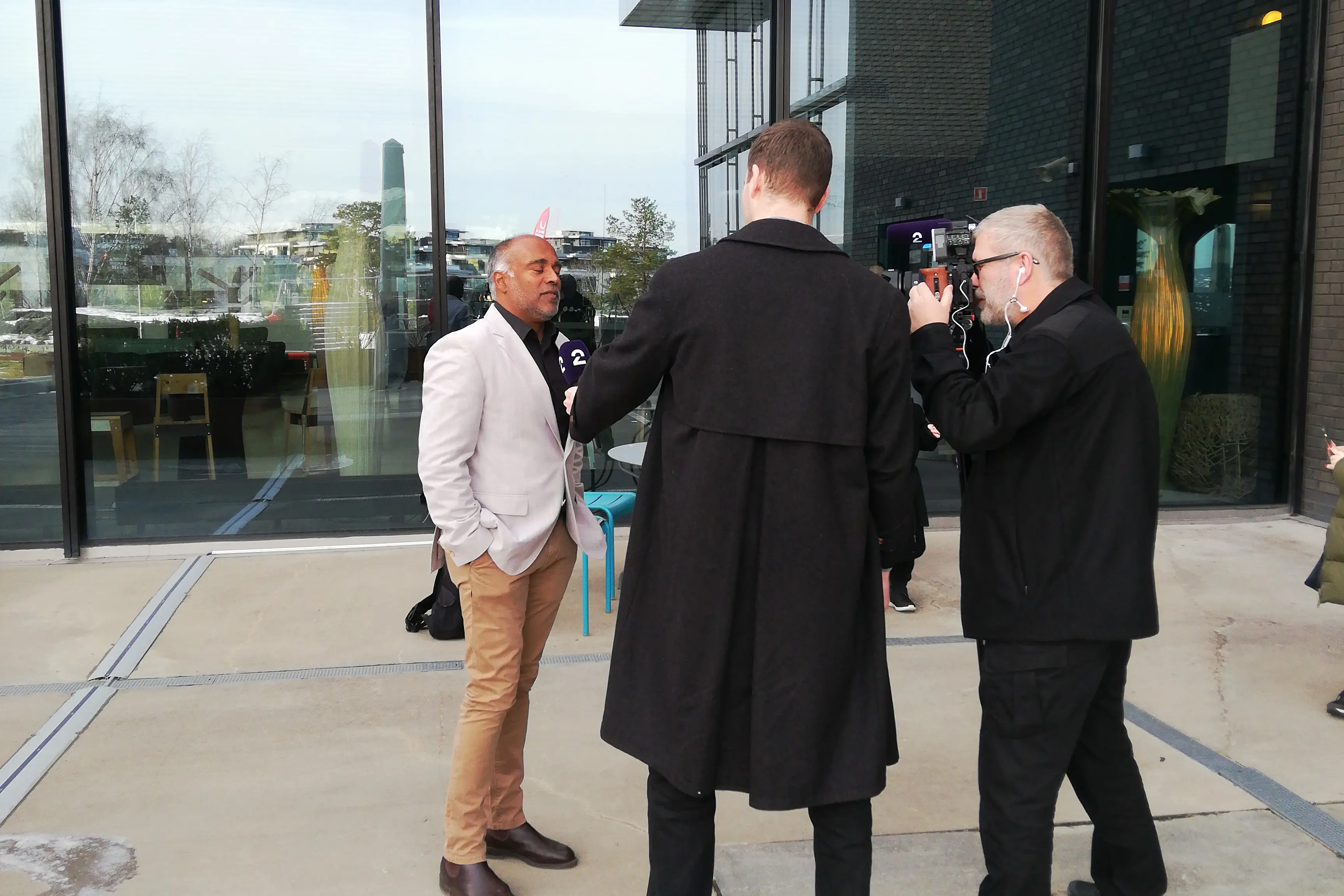 Picture of Ravi Saviarayan beeing interviewed