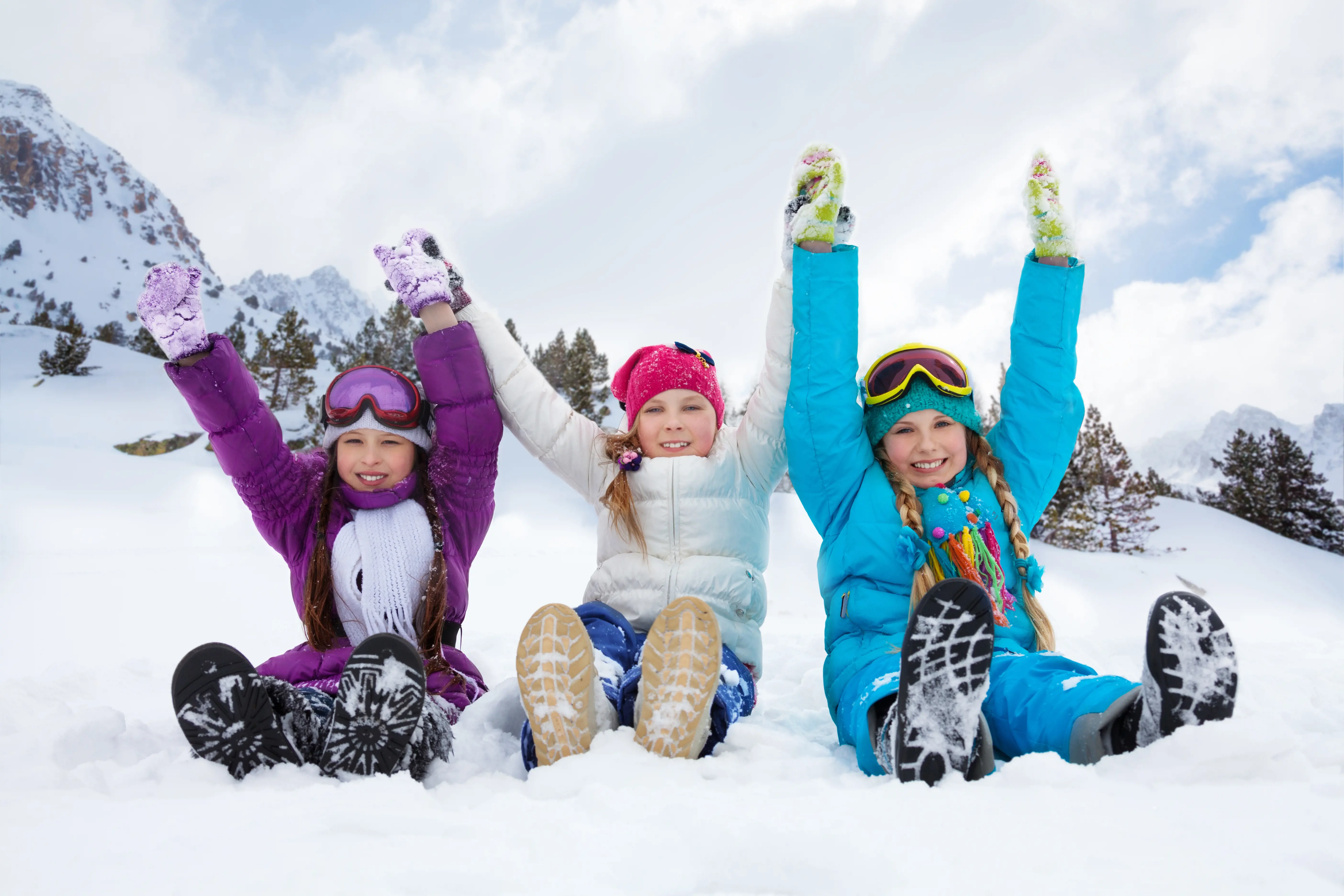 Bilde av barn som leker i snøen