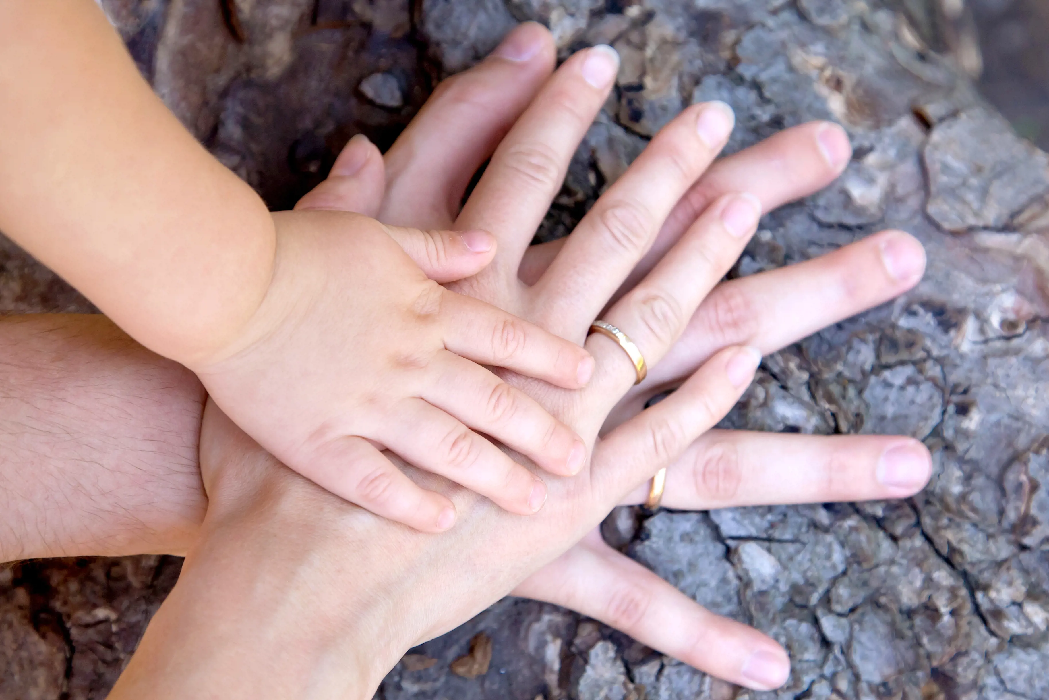 Bilde av kvinnehånd, mannehånd og barnehånd sammen