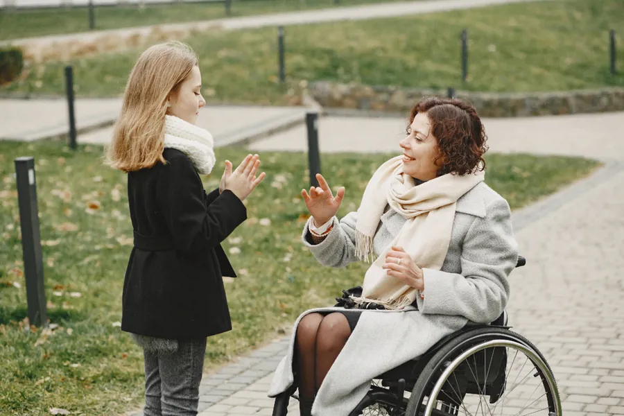 En person i rullestol som snakker med en person i rullestol