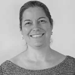 En person som smiler til kameraet