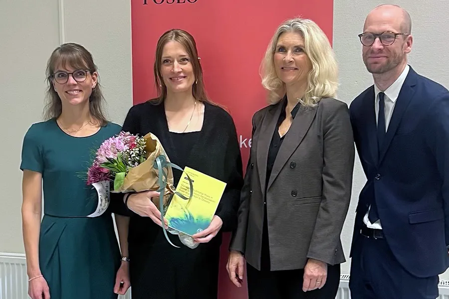 Gruppebilde av opponenter og ph.d-kandidat Hanne Bjørg Slettahjell