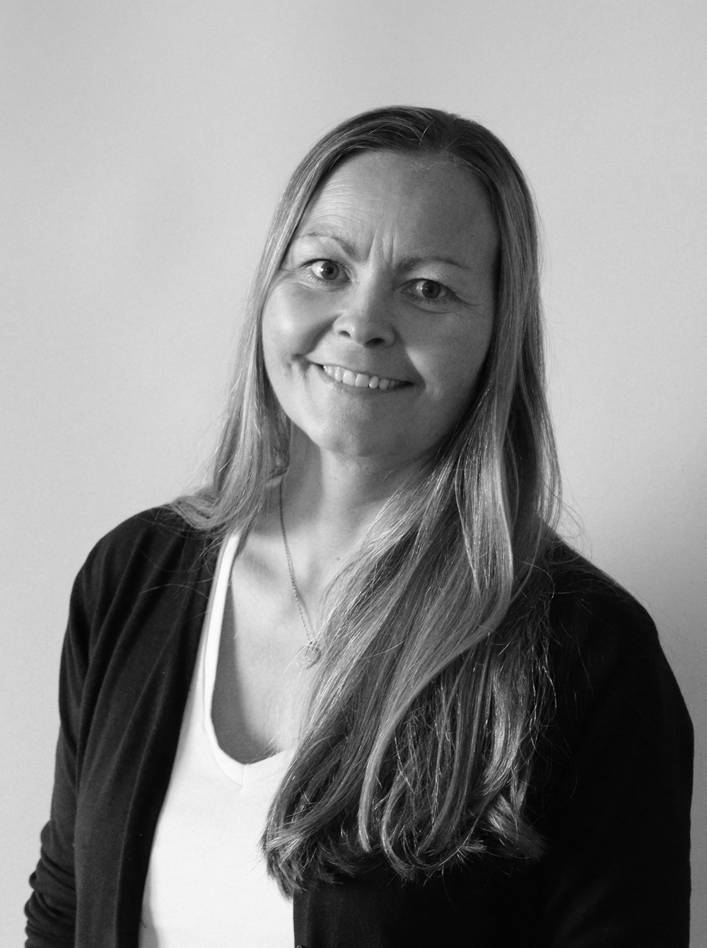 En kvinne med langt hår