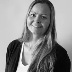 En kvinne med langt hår