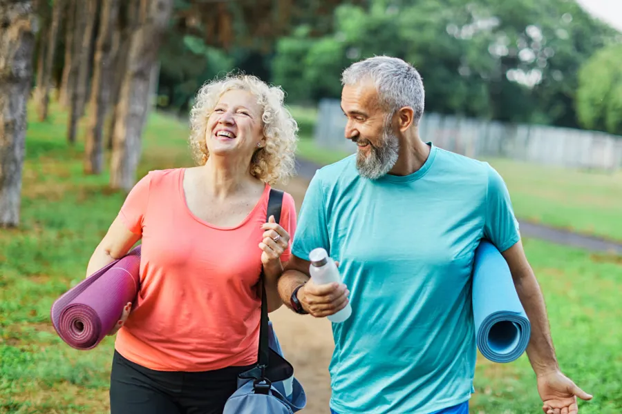 En mann og kvinne som løper
