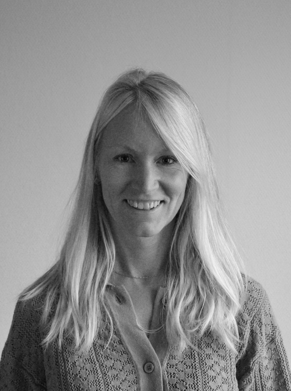 En kvinne med langt hår