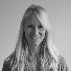 En kvinne med langt hår