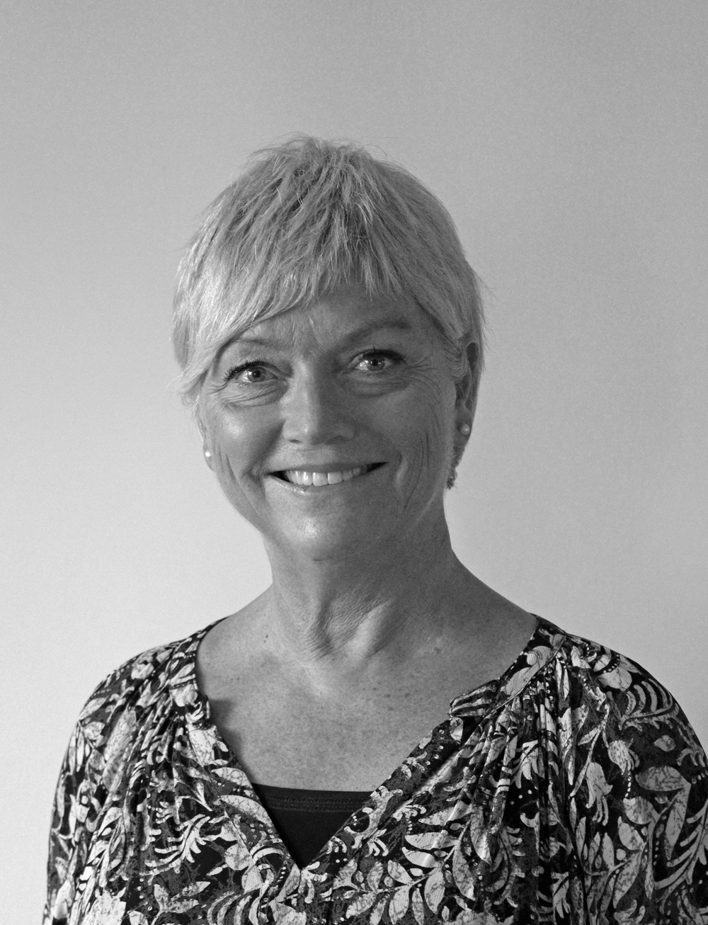 En kvinne som smiler til kameraet