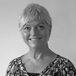 En kvinne som smiler til kameraet