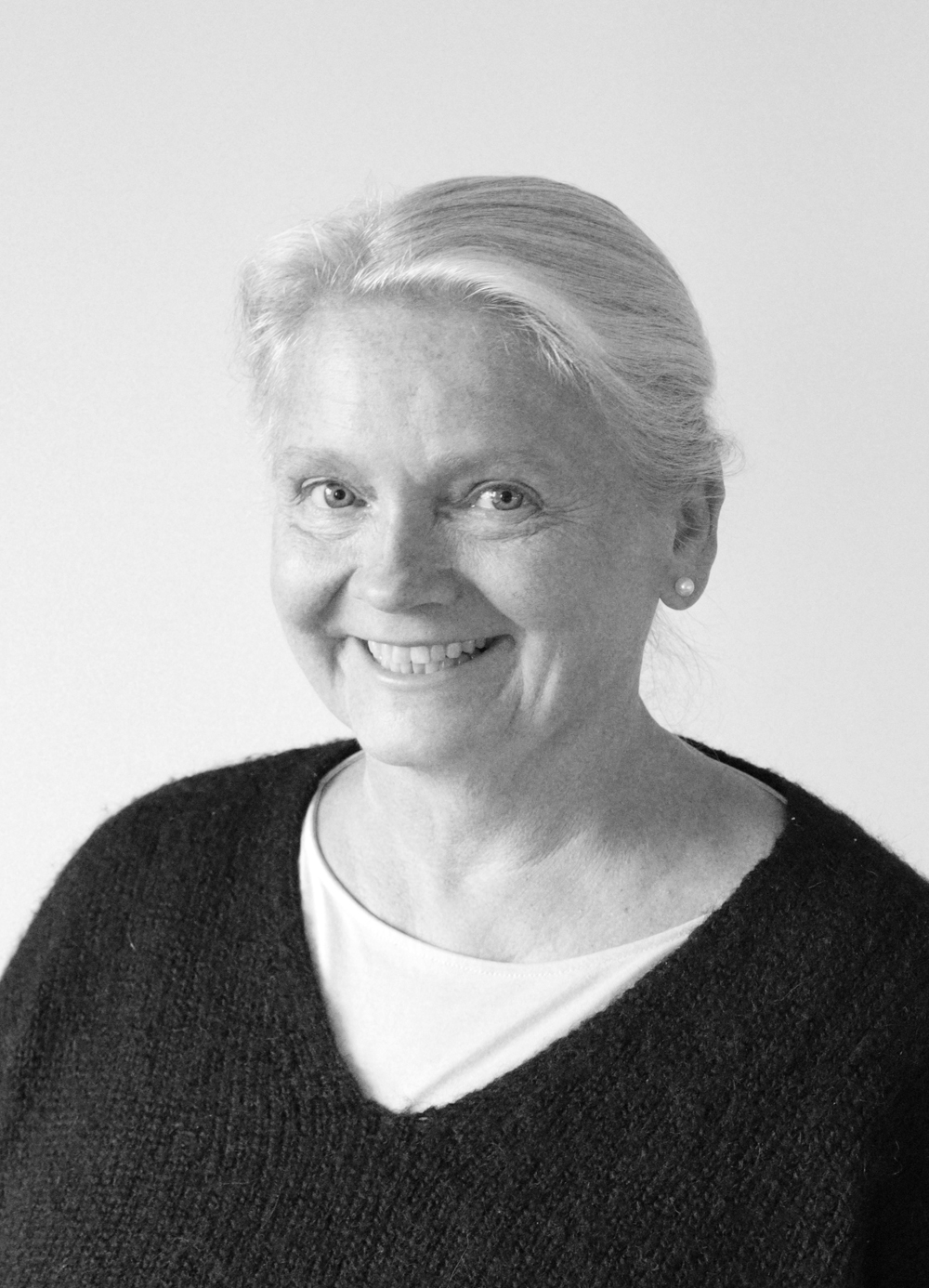 En kvinne som smiler til kameraet