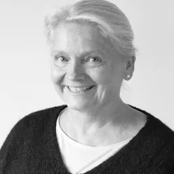 En kvinne som smiler til kameraet