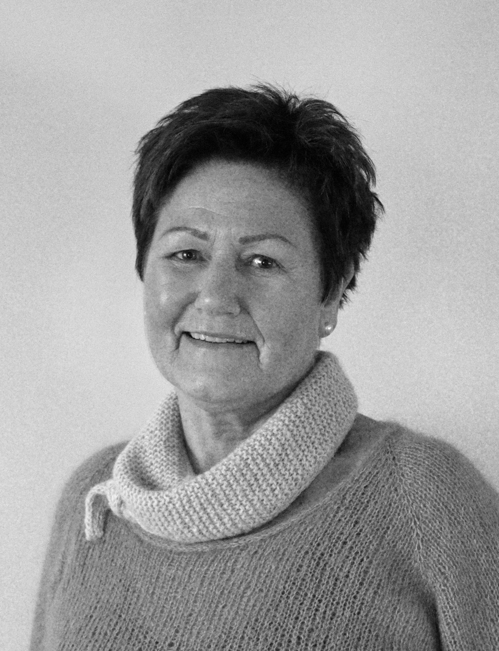 En mann som smiler til kameraet