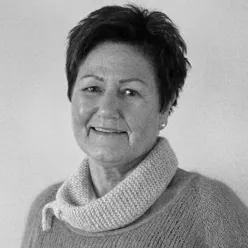 En mann som smiler til kameraet