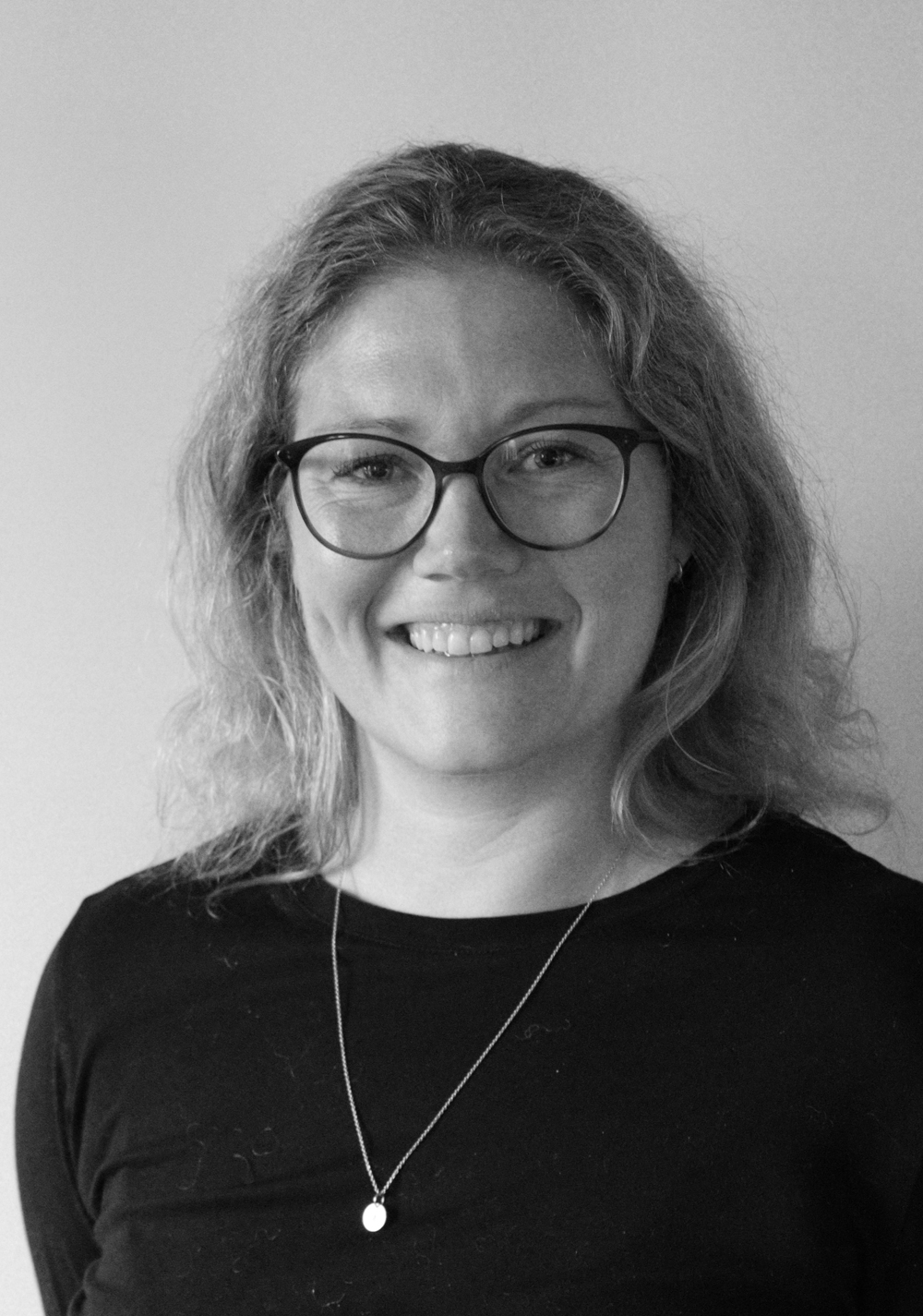 En kvinne som bruker briller