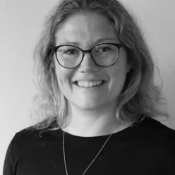 En kvinne som bruker briller