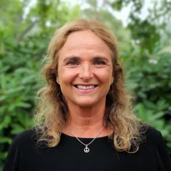 En person med langt hår