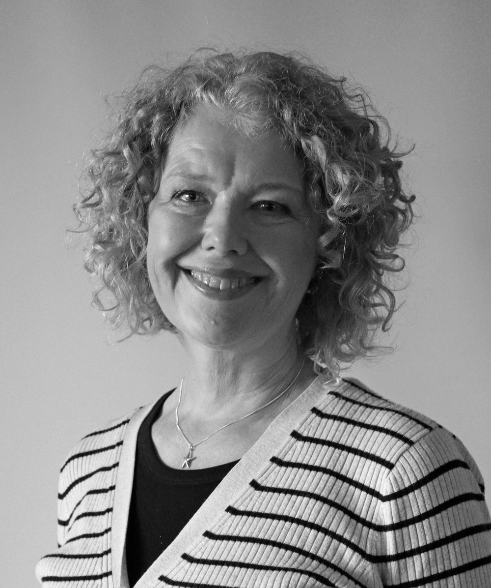 En kvinne med krøllete hår