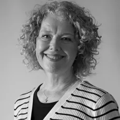 En kvinne med krøllete hår