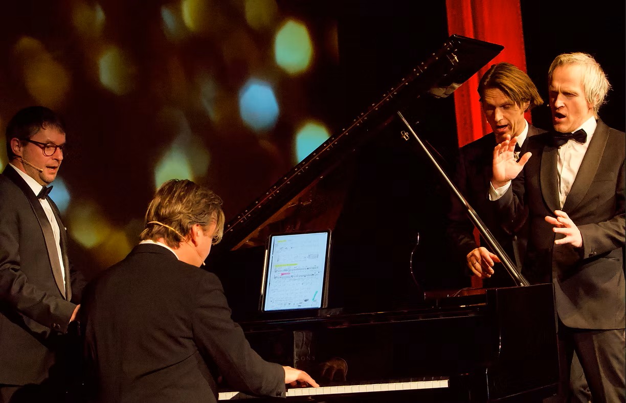 En gruppe mennesker som spiller musikkinstrumenter