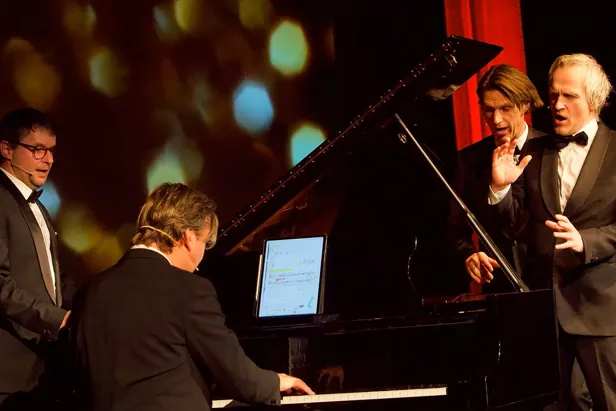 En gruppe mennesker som spiller musikkinstrumenter