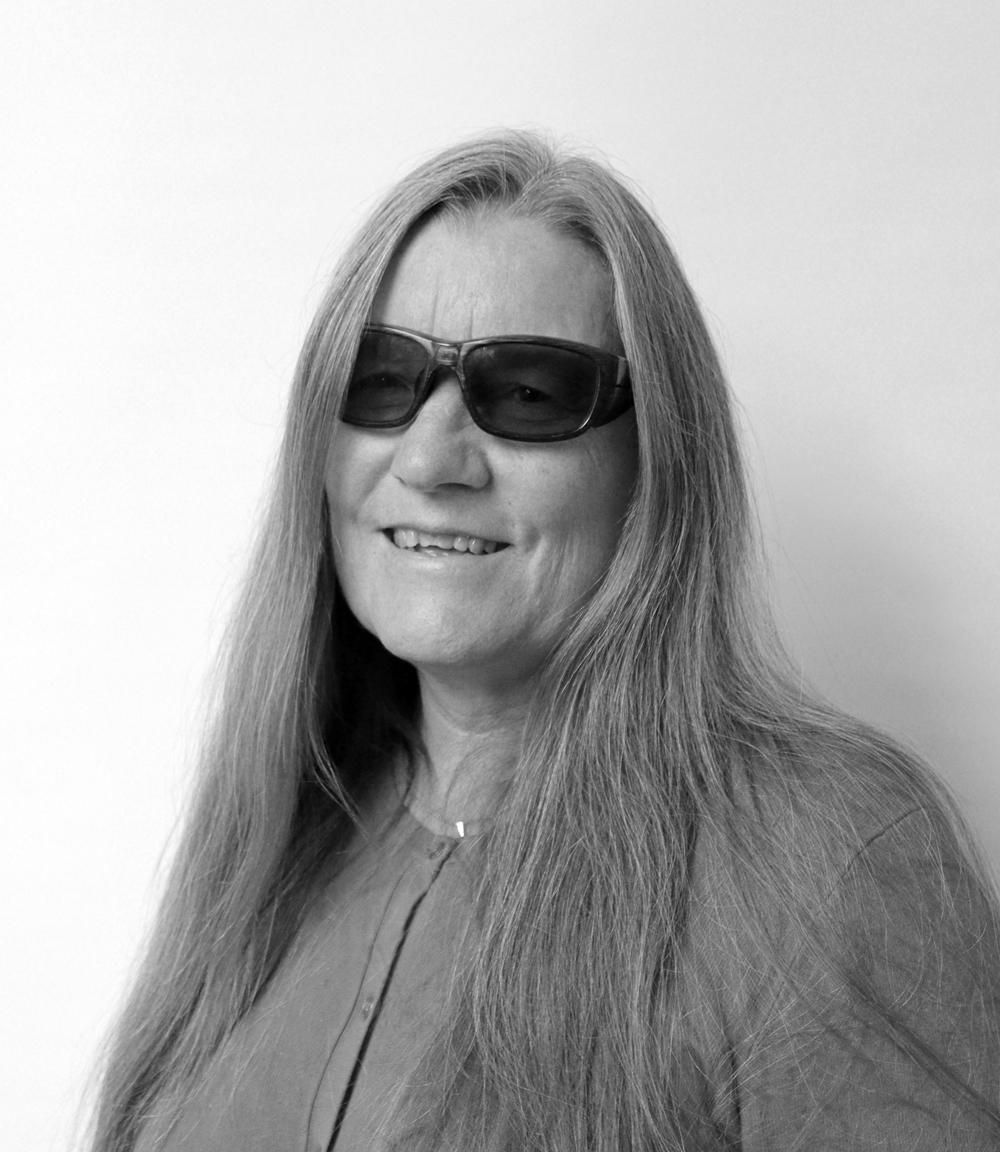 En kvinne med langt hår med solbriller