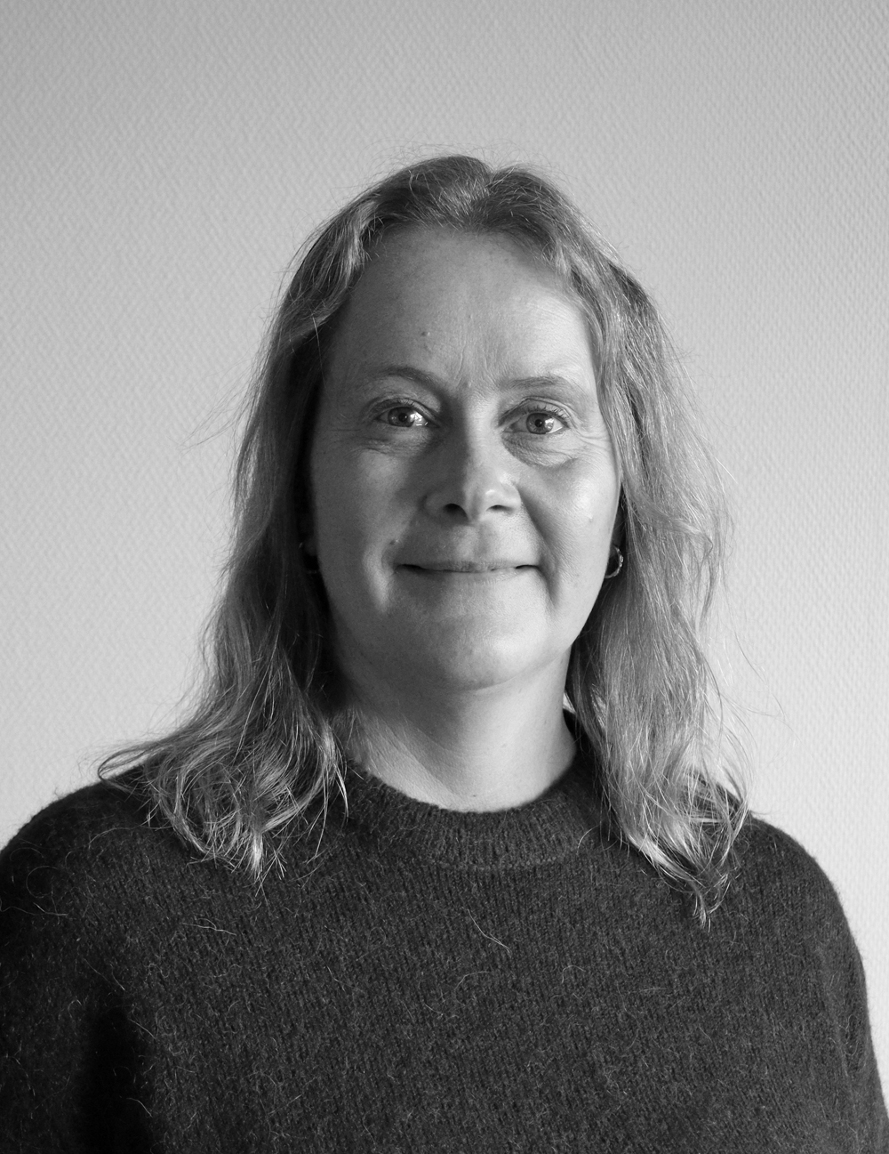 En kvinne med langt hår