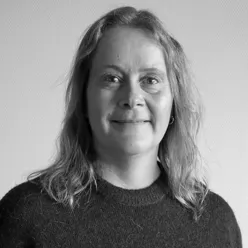 En kvinne med langt hår