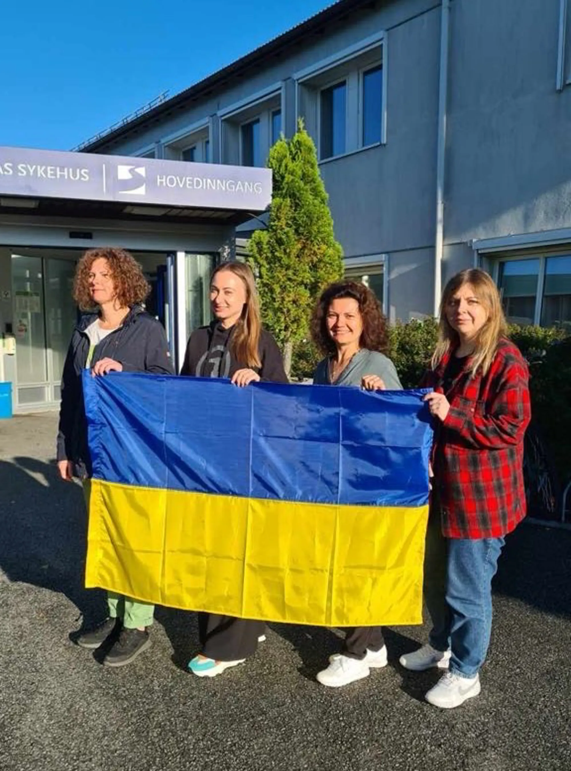 En gruppe kvinner som holder et flagg
