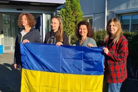 En gruppe kvinner som holder et flagg