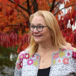 En person som bruker briller