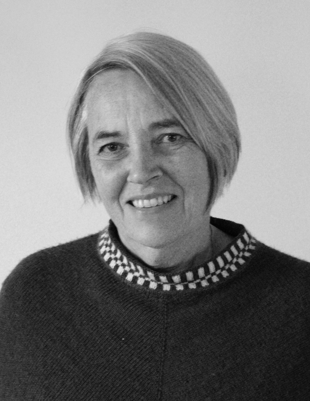 En kvinne som smiler til kameraet