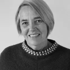 En kvinne som smiler til kameraet