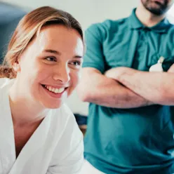 To behandlere i dialog med en pasient.