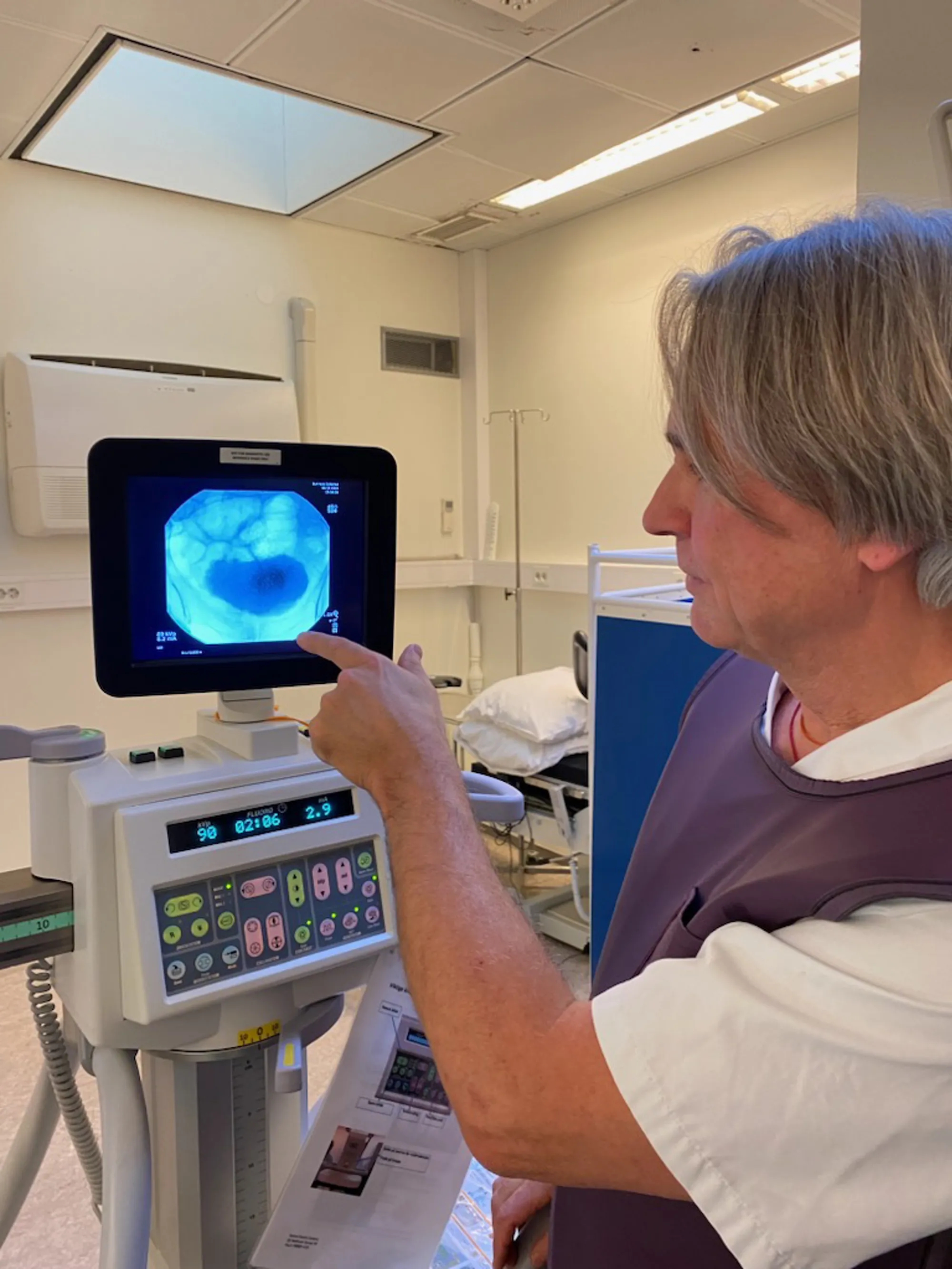 Forsker Thomas Glott viser bilde av en nyre med mikrosensor på.