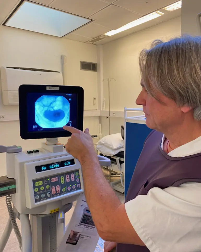 Forsker Thomas Glott viser bilde av en nyre med mikrosensor på.