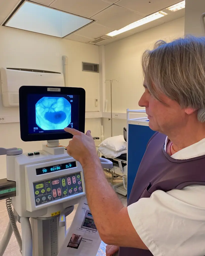 Forsker Thomas Glott viser bilde av en nyre med mikrosensor på.
