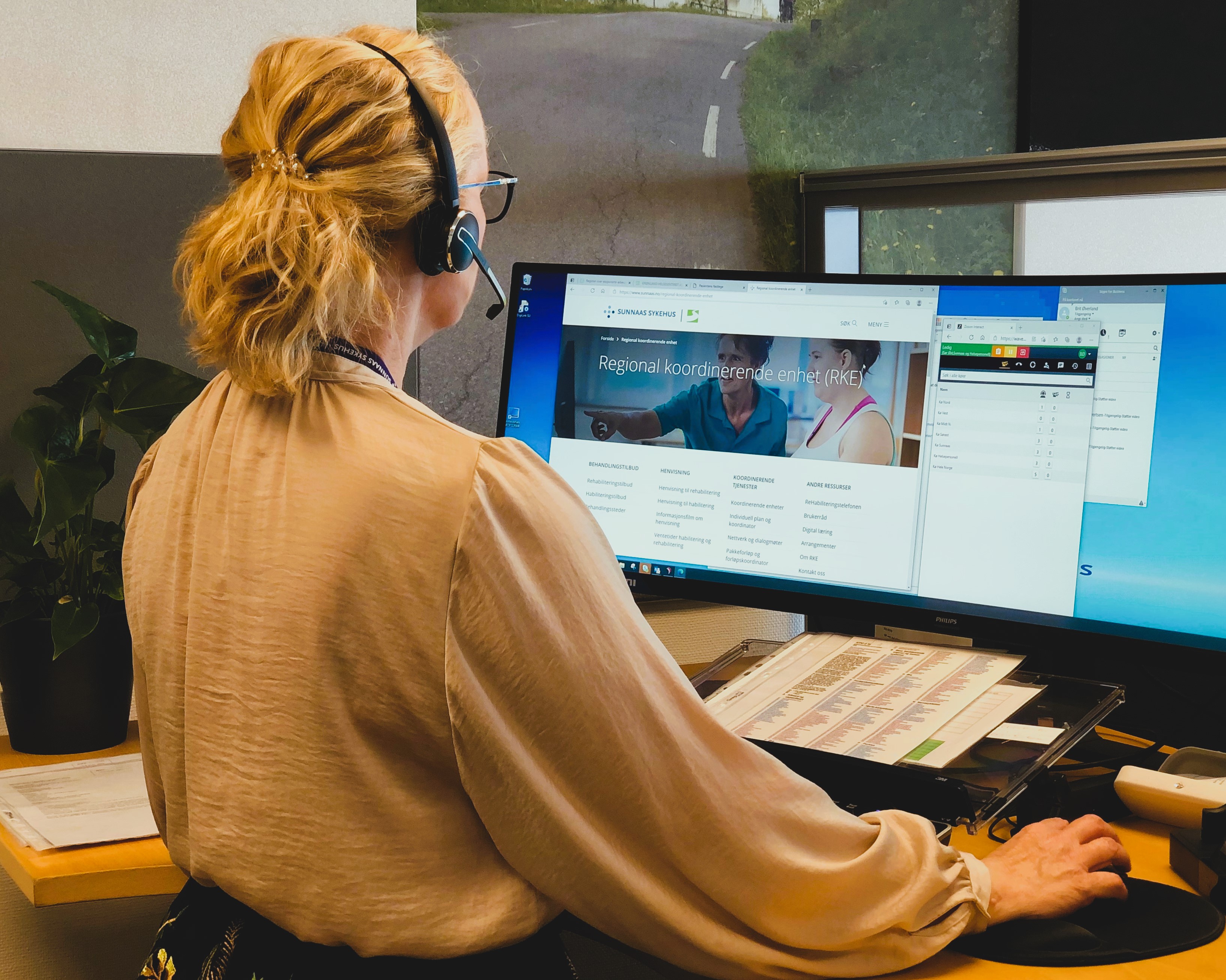 En person som har på seg hodetelefoner og ser på en skjerm