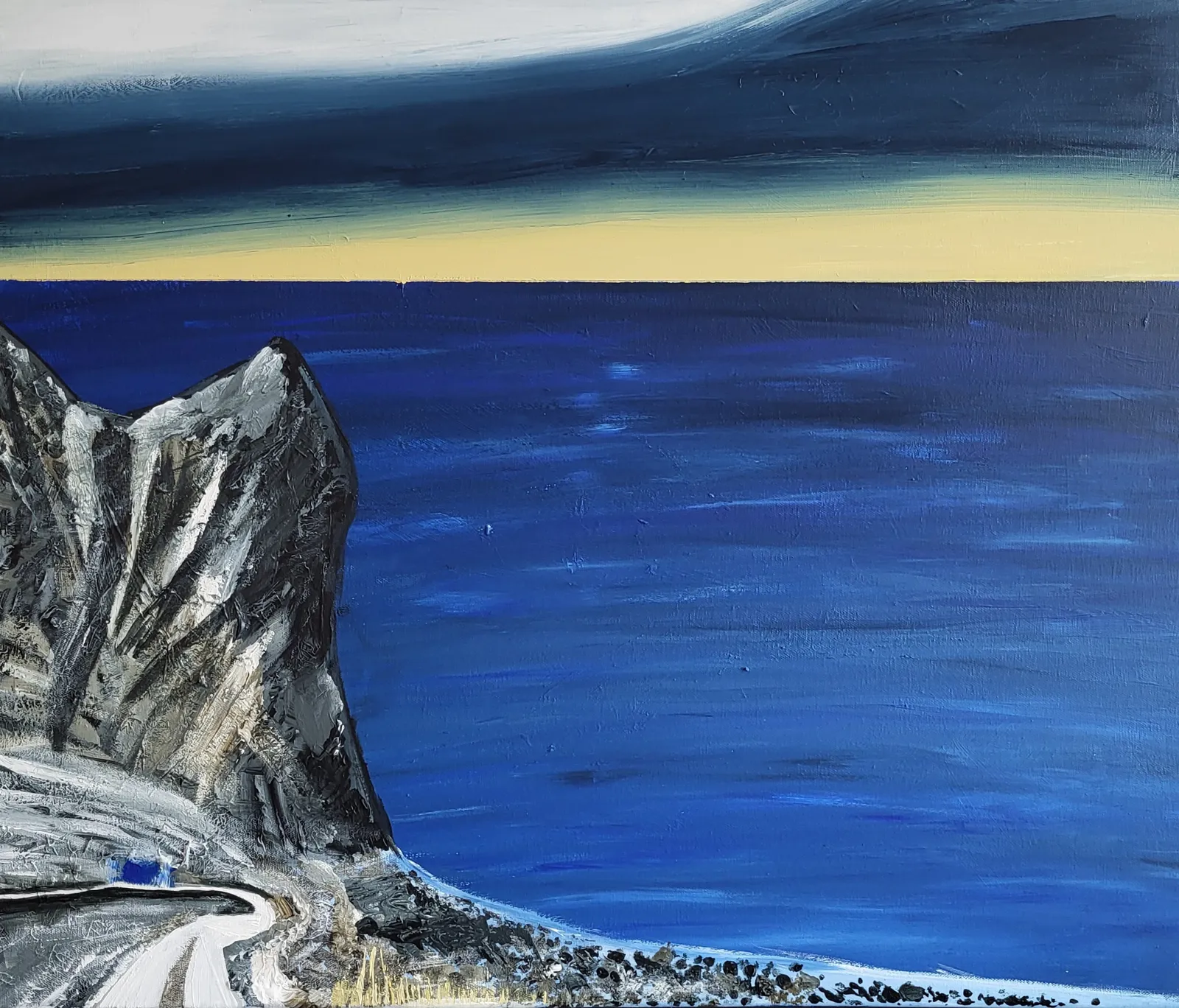 En steinete klippe ved siden av en vannmasse