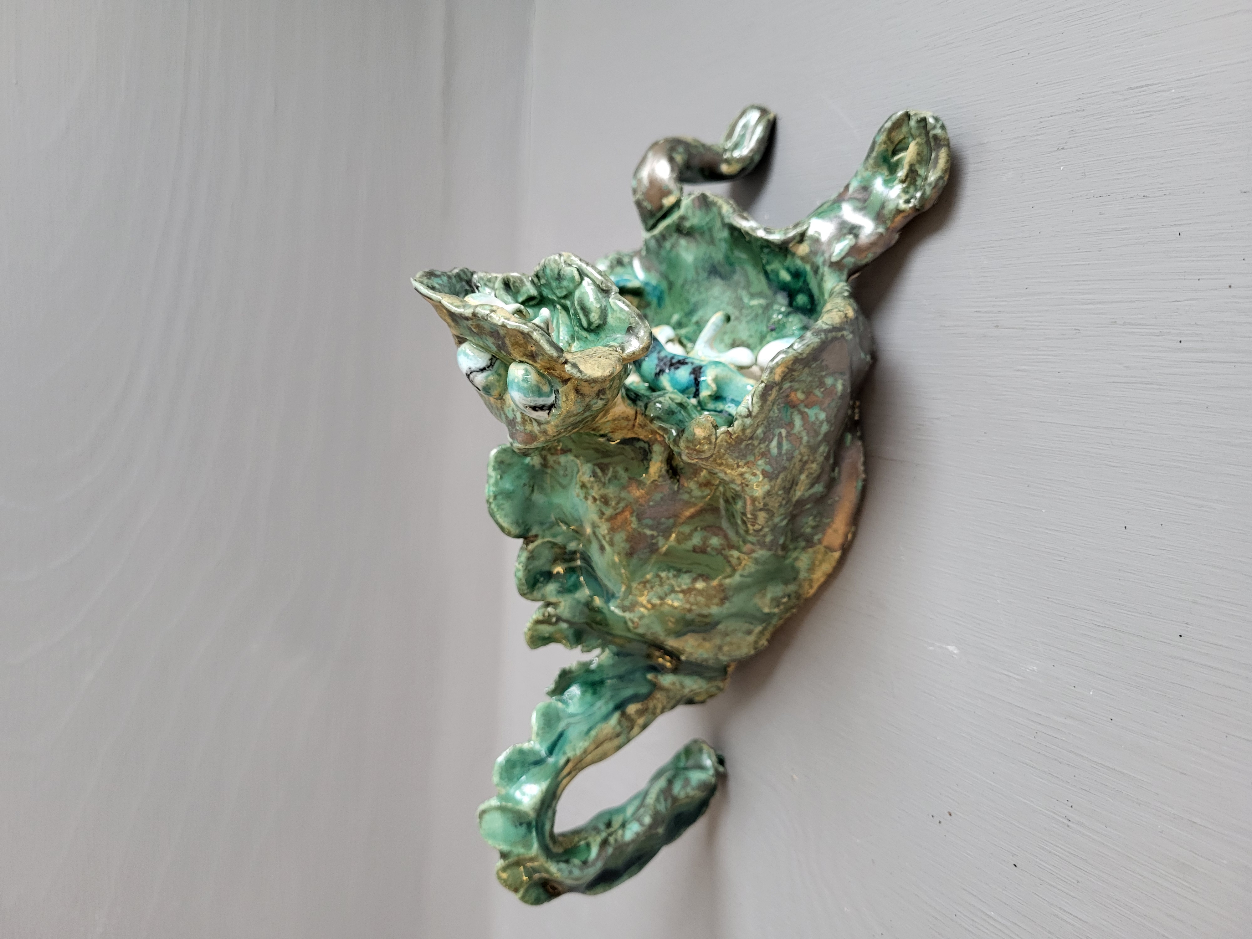 En grønn metallgjenstand