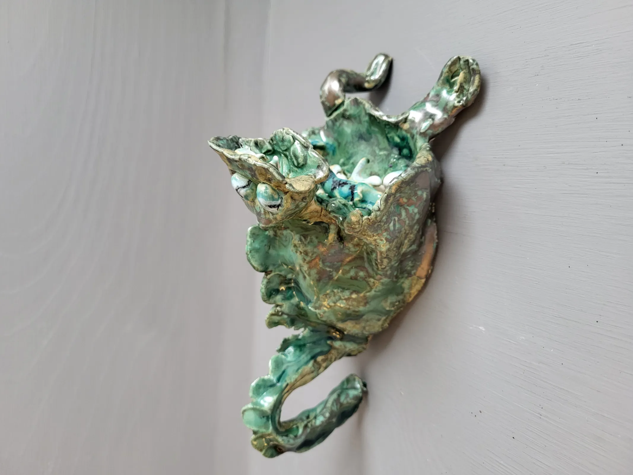 En grønn metallgjenstand