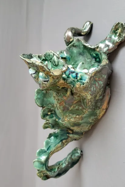 En grønn metallgjenstand