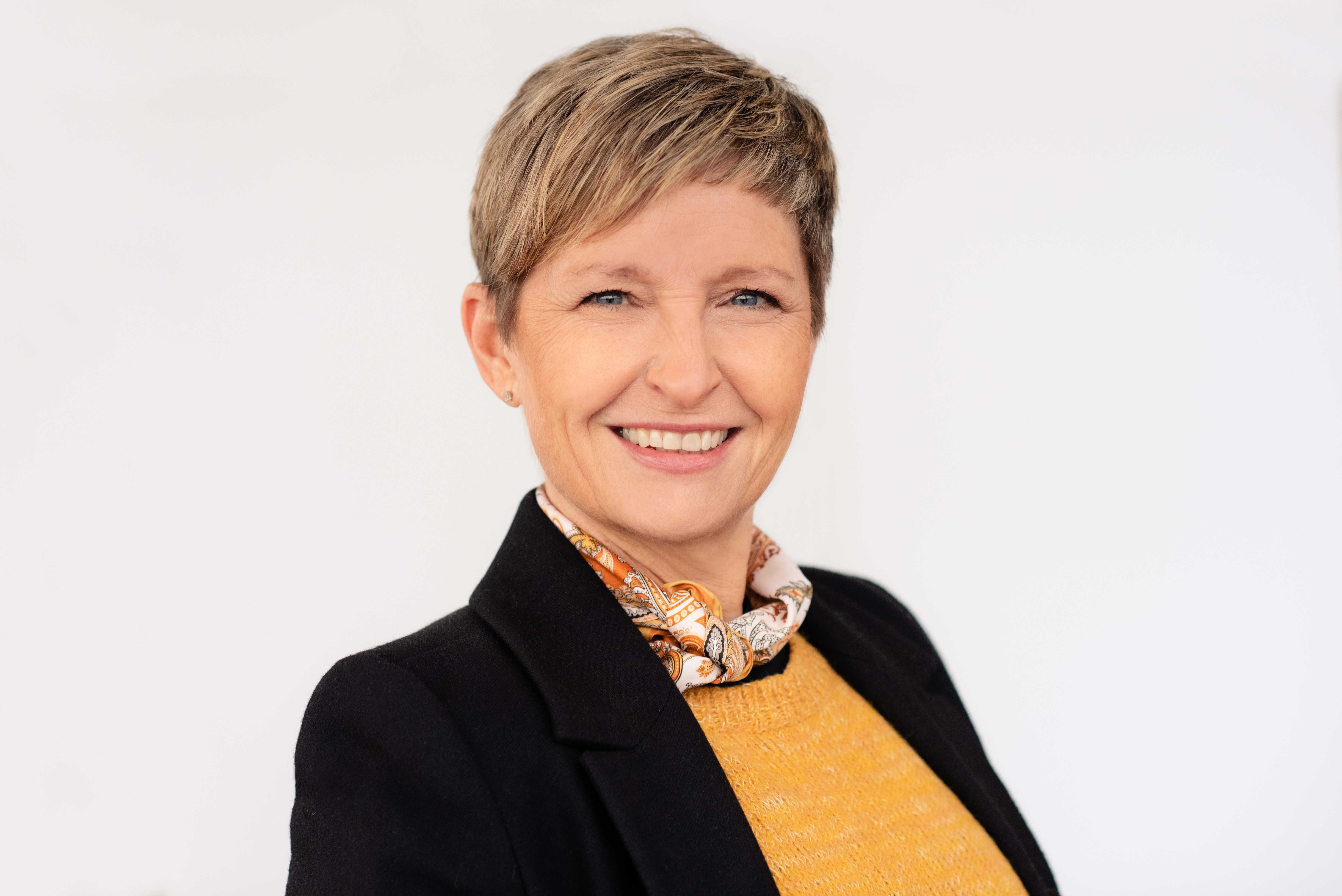 En mann som smiler til kameraet