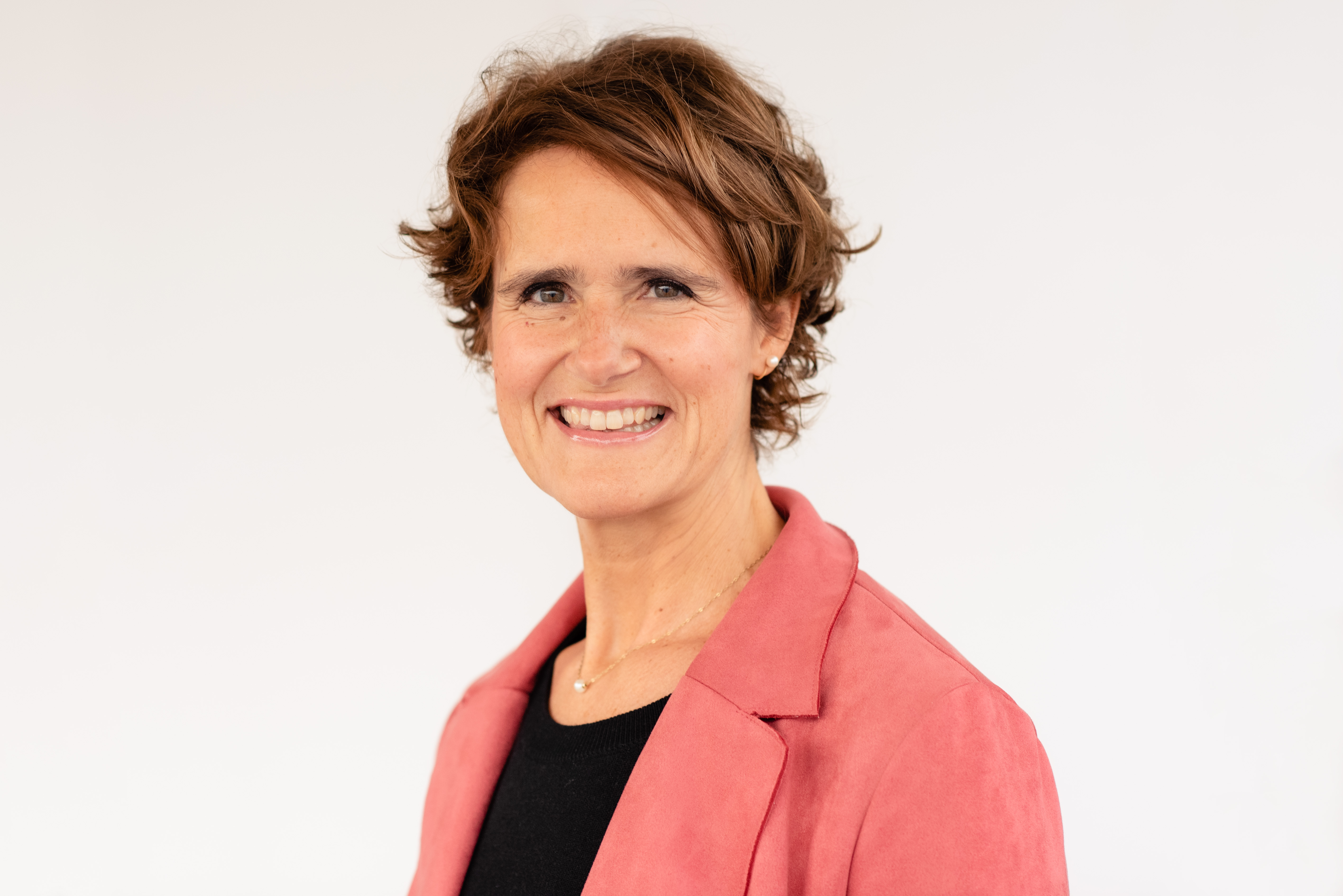 En person i rød drakt