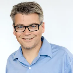 En mann med briller