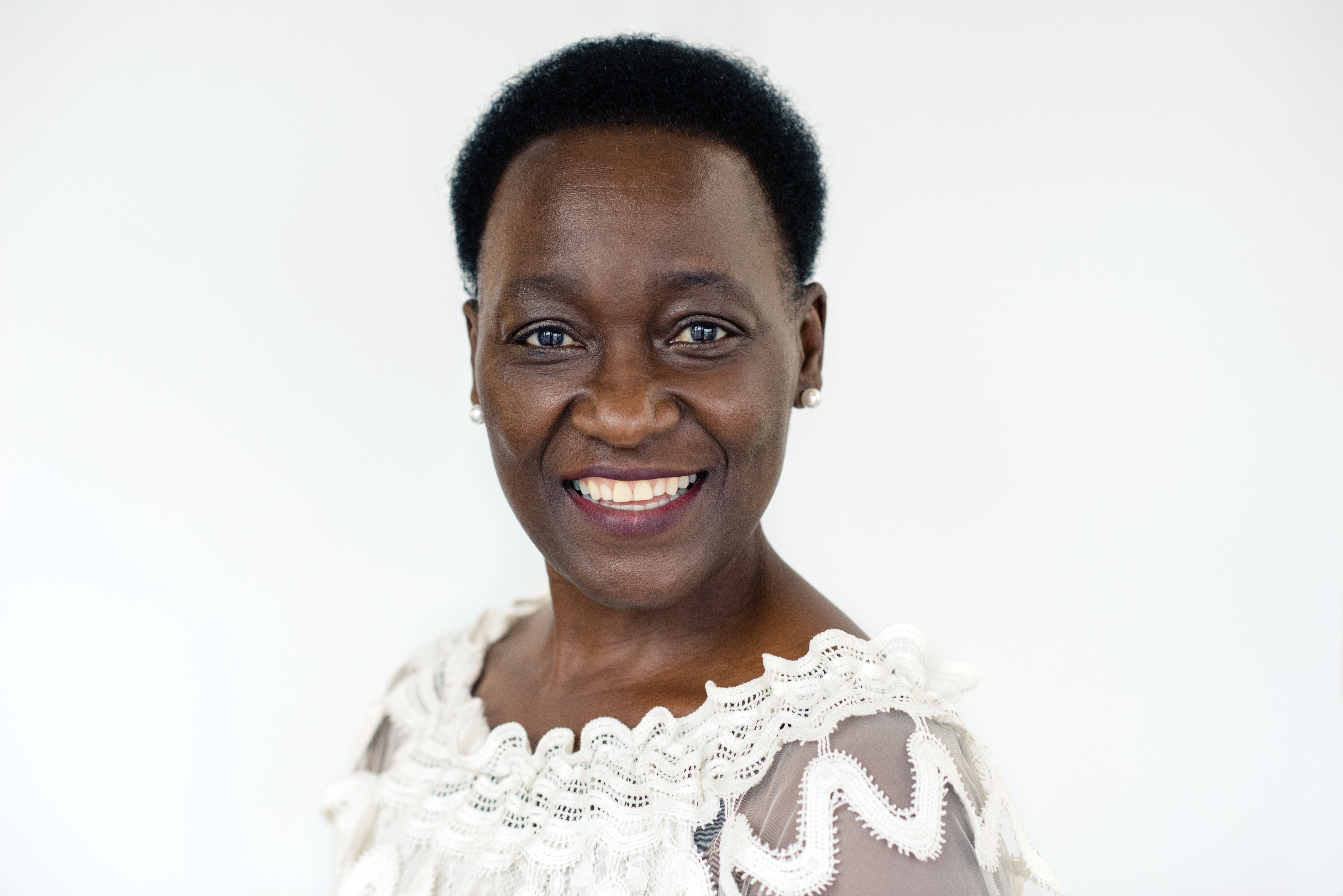 En mann som smiler til kameraet