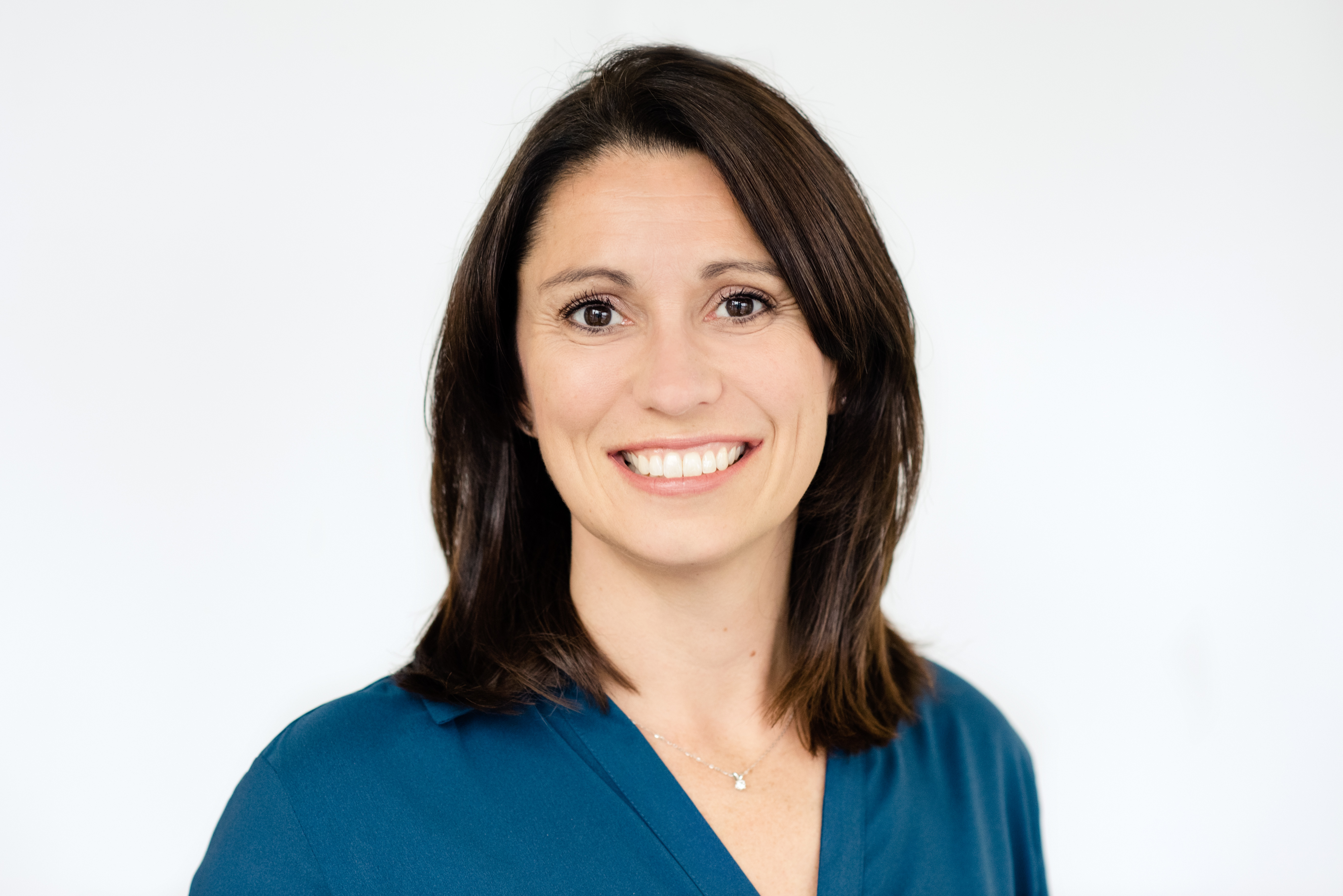 En kvinne som smiler til kameraet