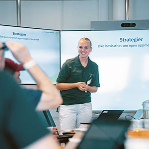 En mann som holder en presentasjon