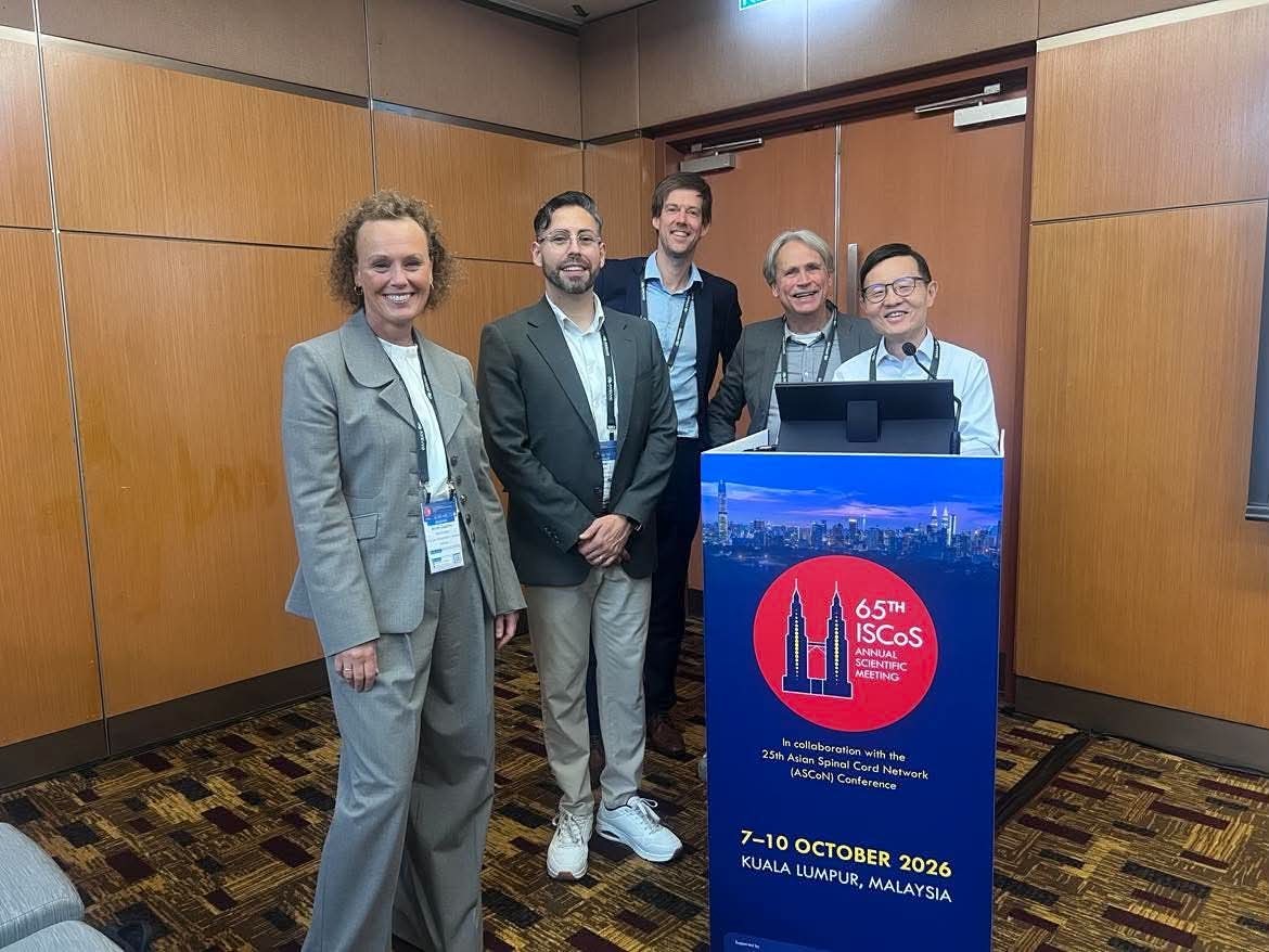 Gruppebilde av Forskningsdirektør Anne Catrine T. Martinsen, Seniorforsker Diego Felipe Paez Granados, ETH Zurich/Swiss Paraplegic Research, seniorforsker og leder for KF-lab Matthijs Wouda, avdelingsoverlege RMS Thomas Glott og Professor Chwee Teck Lim, Mechanobiology Institute, National University of Singapore and Director, Institute for Health Innovation and Technology.